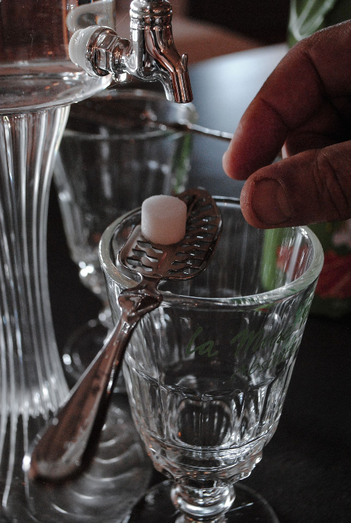 Le rituel de consommation de l'asbinthe grace a une fontaine